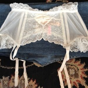 NWT Victoria’s Secret bridal garter belt sz L